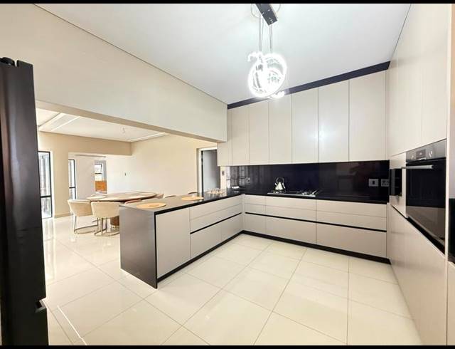 5 BEDROOM HOUSE FOR SALE IN TAFELZICHT